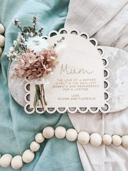Personalised Scalloped Mother's Day Plaque with Dried Flowers — Custom Engraved Wooden Keepsake Gift for Mum